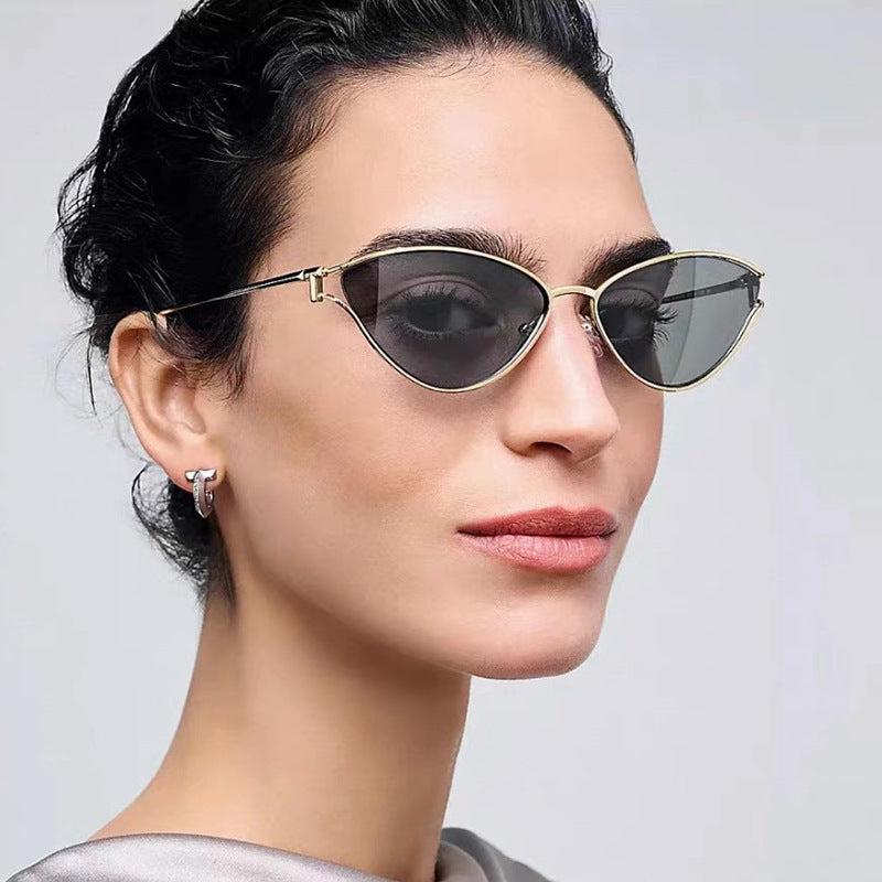 Triangle cat eye sunglasses with hollowed out high-end feel, new personalized sunglasses, trendy metal sunglasses